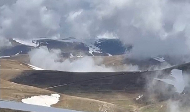 Dumlu köyü yaylasında karlar erimeye başladı