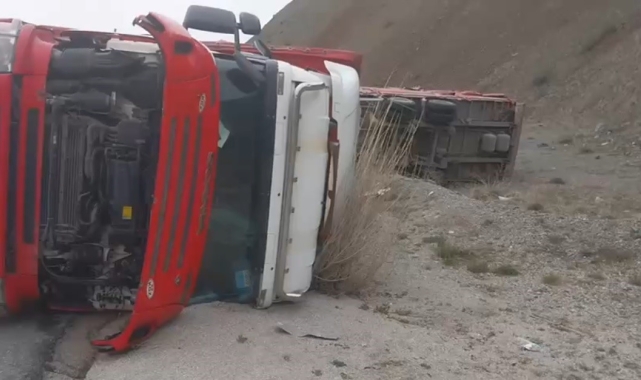 Erzincan'da beyaz eşya yüklü tır devrildi