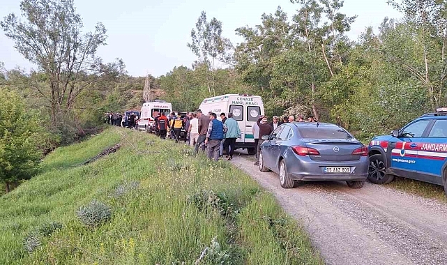 Erzincan'da devrilen traktörün altında kalan sürücü hayatını kaybetti