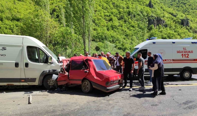 Erzurum'da minibüsle çarpışan Fiat Tofaş araç hurdaya döndü: 1 ölü, 1 ağır yaralı