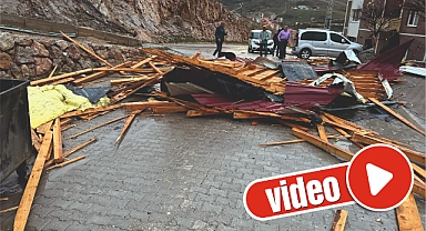 Fırtına çatıları uçurdu! Araçlar zarar gördü