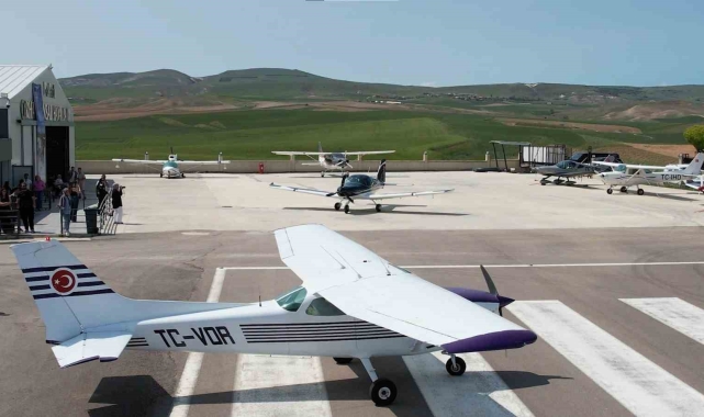 Gençler gökyüzüyle tanıştı: İlk uçuş heyecanını yaşadılar