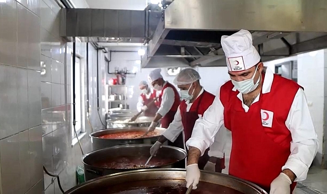 Kızılay'dan her gün binlerce aileye sıcak yemek desteği