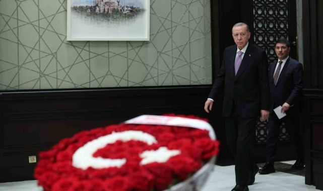 MHP Lideri Bahçeli'den Kabine'ye Türk bayraklı çiçek