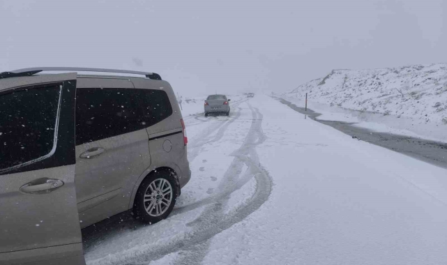 Palandöken geçidinde ulaşıma kar ve tipi engeli