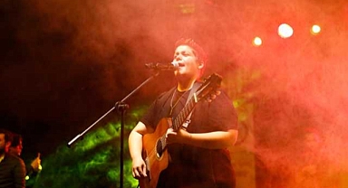 Pazar günü konser var