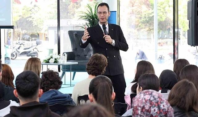 Profesörden yapay zeka uyarısı: "Mesajlarınız okunuyor, analiz ediliyor"