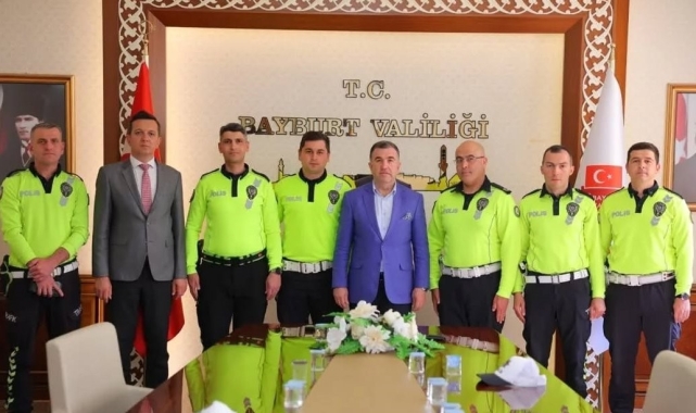 Trafik polisleri başarı belgesiyle ödüllendirildi