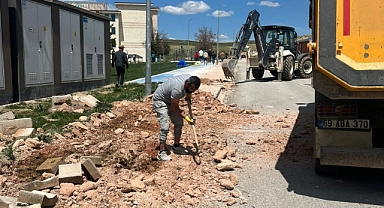 Üniversite içindeki kaldırımlar yenileniyor