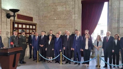 TBMM Başkanı Kurtulmuş ve Başkanlık Divanı üyeleri Anıtkabir'i ziyaret etti