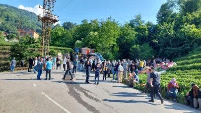 Çay yüklü kamyonet devrildi: 8 yaralı