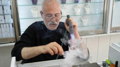 Babasından kalan mesleği çeyrek asrı aşkın zamandır sürdürüyor