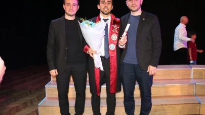 İkiz doktorların kardeşi de doktor oldu
