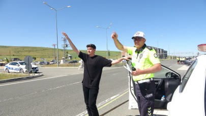 Kimliğini düşüren genç, sınava polis aracıyla yetişti