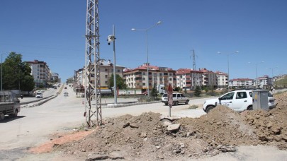 Elektrik kabloları yer altına alınıyor