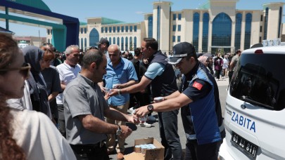 Zabıtadan sınav yerinde su ikramı