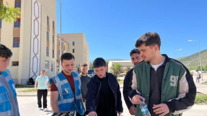 AK Gençlik sınav merkezlerinde ikramda bulundu