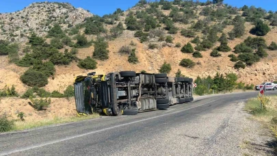 Kemaliye’de tır devrildi