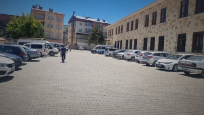 Park çilesine çözüm; Bayburt Lisesi bahçesi!