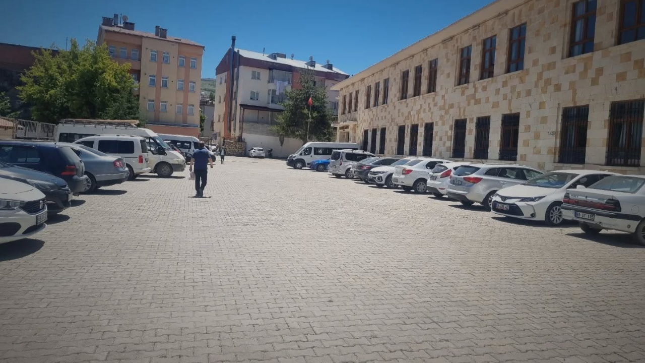 Park çilesine çözüm; Bayburt Lisesi bahçesi!
