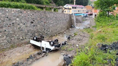 Trabzon’da kamyonet dereye uçtu: 2 yaralı