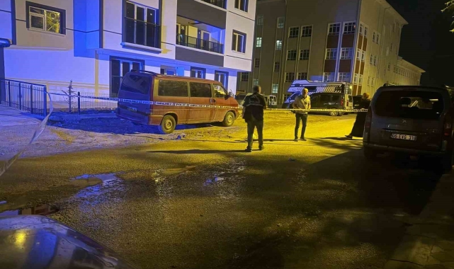 Annesiyle boşanma aşamasındaki babasını sokak ortasında bıçakladı