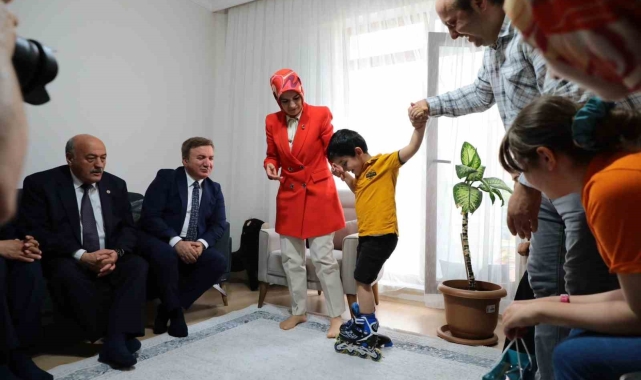 Bakan Göktaş, depremde tüm ailesini kaybeden çocuğu ziyaret etti