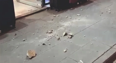 Çatıdan düşen taşlar tehlike oluşturuyor!