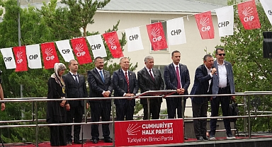 CHP'den yağmur altında coşkulu miting