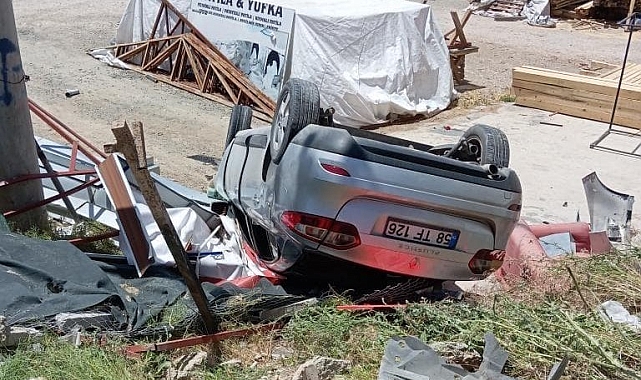 Elazığ'da otomobil şarampole devrildi: 2 yaralı