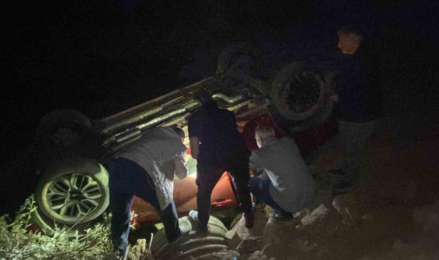 Kemaliye'de otomobil su kanalına uçtu: 4 yaralı