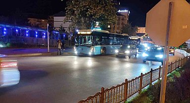 Otobüsten inen kadın yolcuya motosiklet çarptı