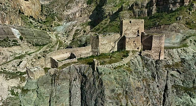 Tarihin izlerini taşıyan ve eşsiz manzarasıyla Engüzek Kalesi