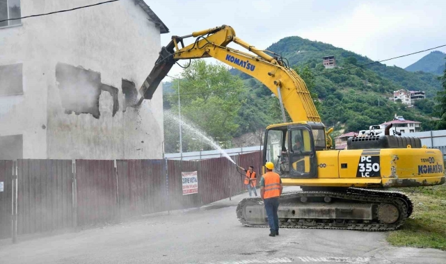 Trabzon'da Çağlayan Kentsel Dönüşüm Projesi kapsamında ilk yıkımlar başladı