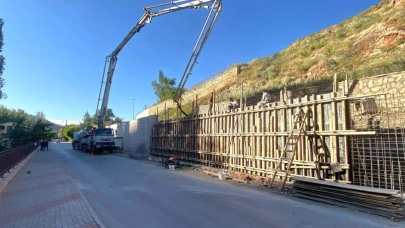 Çöken istinat duvarı yeniden yapılıyor