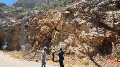 Taşyolu, kaya düşmesi nedeniyle kısa süreli ulaşıma kapandı