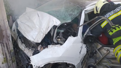 Araç duvara çarptı! Sürücü güçlükle çıkarıldı