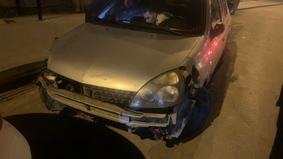 Önce araca sonra çöp konteynerine çarptı!