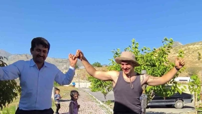 Dünyayı gezen Portekizli turist, Tortum Şelalesi’nde Erzurum havası oynadı