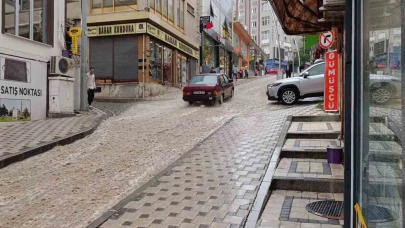 Gümüşhane’de 10 dakika süren sağanak su baskınlarına neden oldu