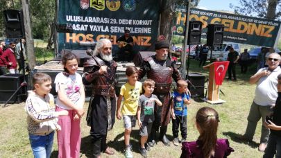 Tarihi dizilerin Bayburtlu oyuncuları Dede Korkut Şölenleri'nde yoğun ilgi gördü