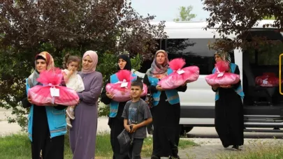 Erzincan’da hayırsever ve gönüllülerin hazırladıkları çeyiz setleri nişanlı kızlara ulaştırıldı