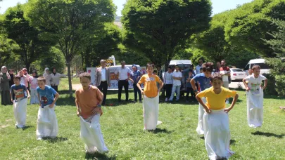 Çocuklar geleneksel oyunlarla eğlendiler