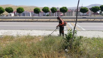 Karayolları ekipleri yol kenarlarında çalışma başlattı