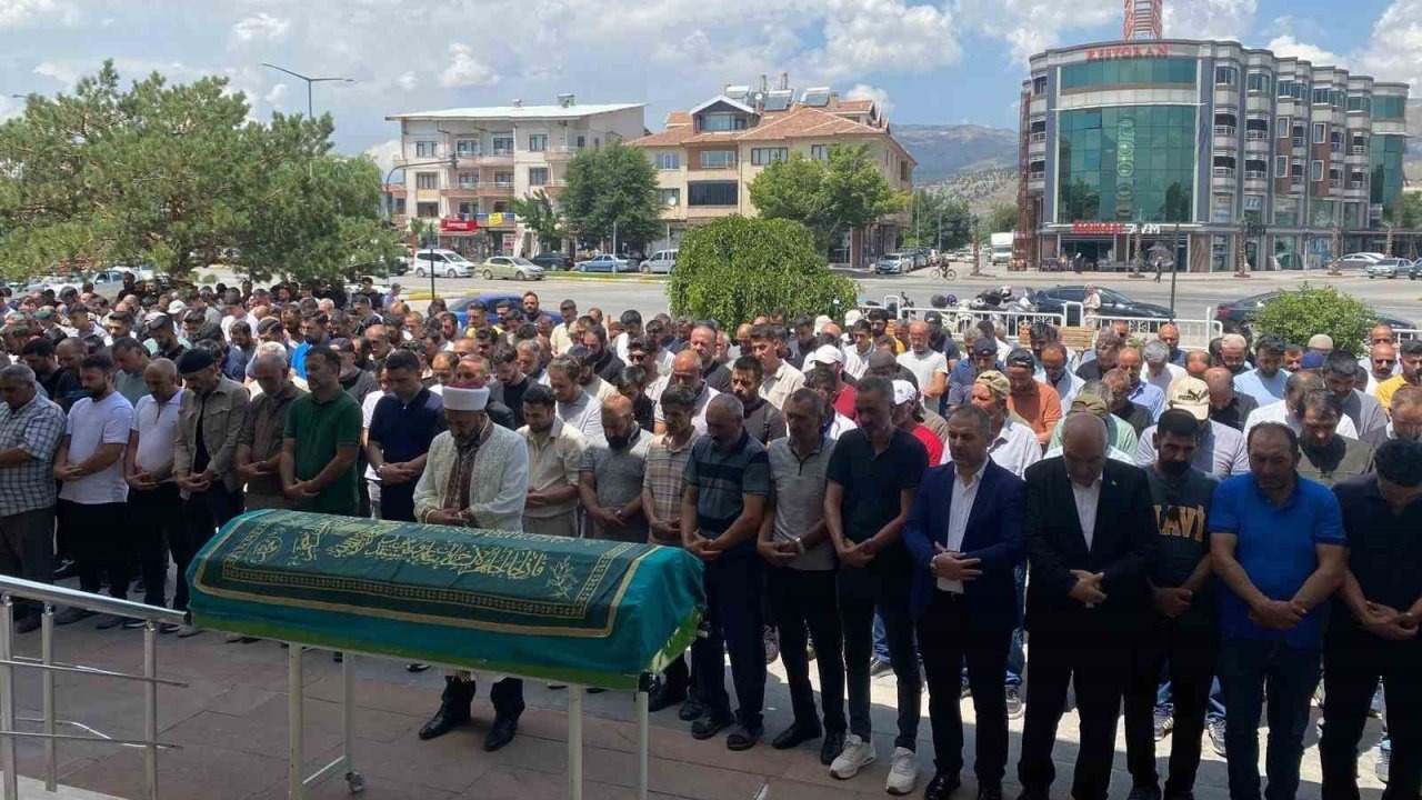 Pülümür Çayı’nda hayatını kaybeden genç Erzincan’da son yolculuğuna uğurlandı