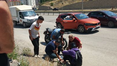 Otomobil motosiklete çarptı!