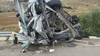 Tır sulama kanalına devrildi! 1 kişi ağır yaralı!