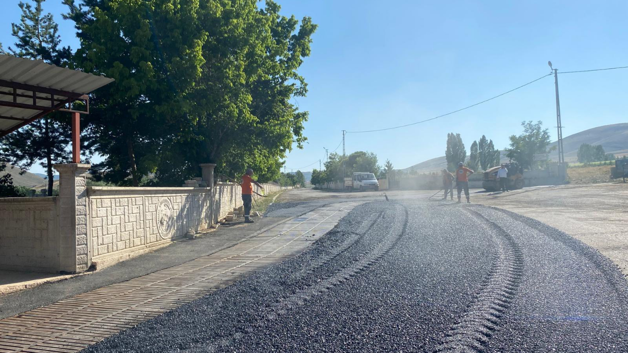 Gökçedere’de asfalt mesaisi