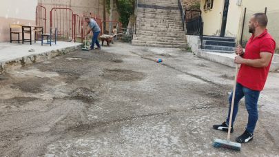 Belediyeden umudu kesip süpürgeye sarıldılar