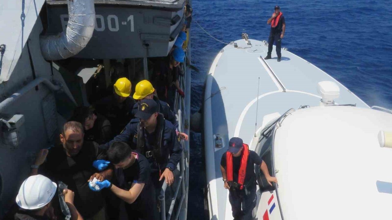 MSB: "TCG Bozcaada karakol gemisi, mavi vatanda Gökdeniz-01 isimli teknenin yardım çağrısına yetişti"